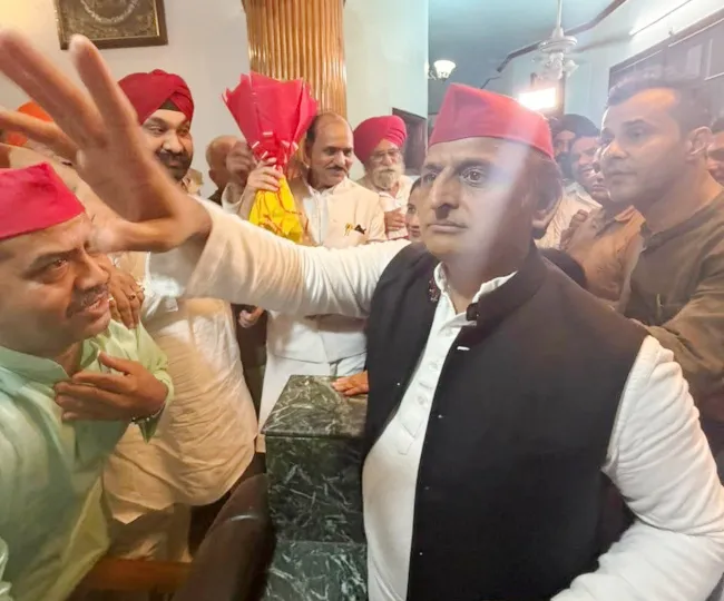आजम खान के आवास से बाहर निकले अखिलेश यादव।